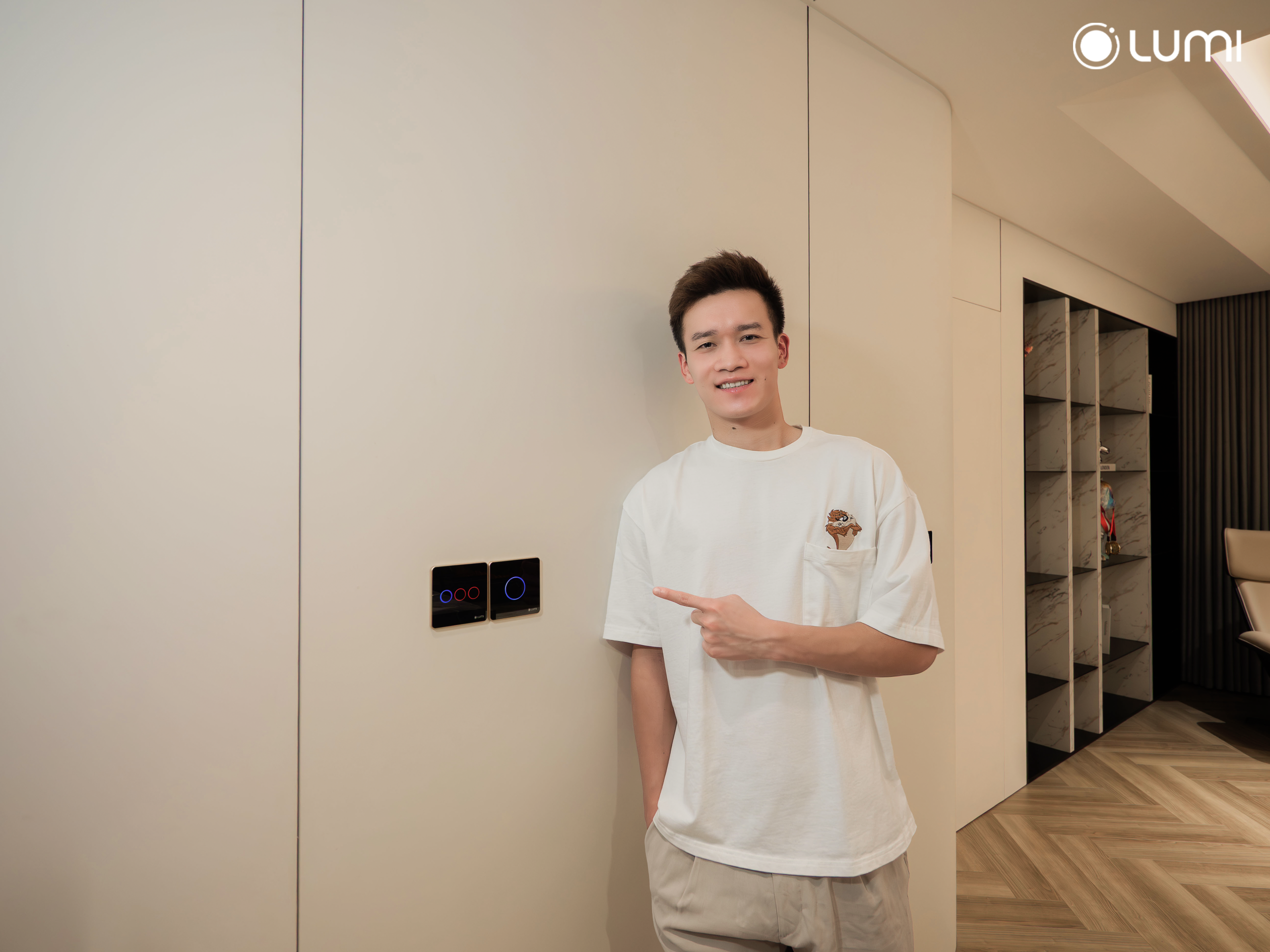 Cau thu Hoang Duc su dung thiet bi Nha thong minh Lumi Vung Tau 2