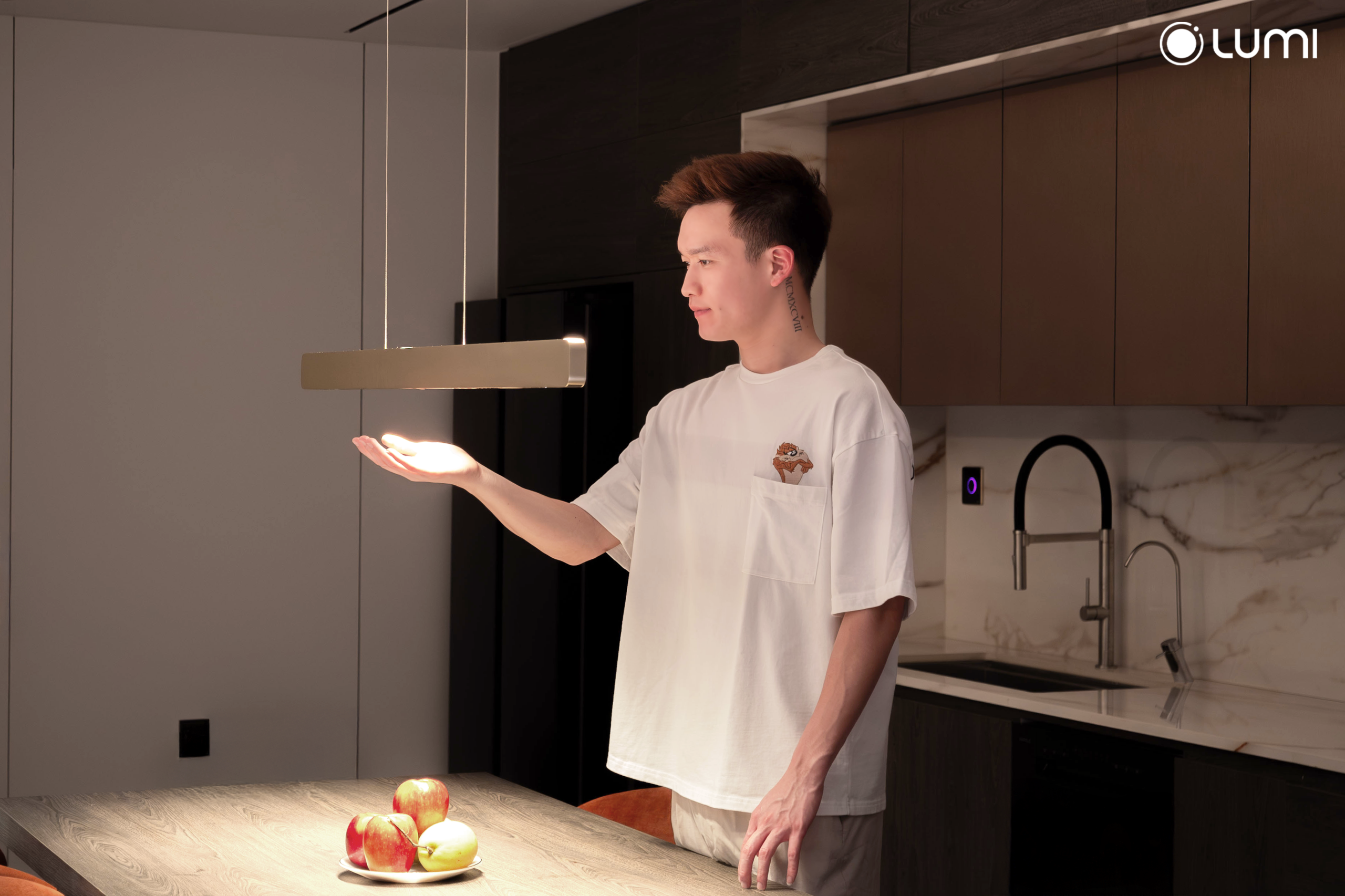 Cau thu Hoang Duc su dung thiet bi Nha thong minh Lumi vung tau 7